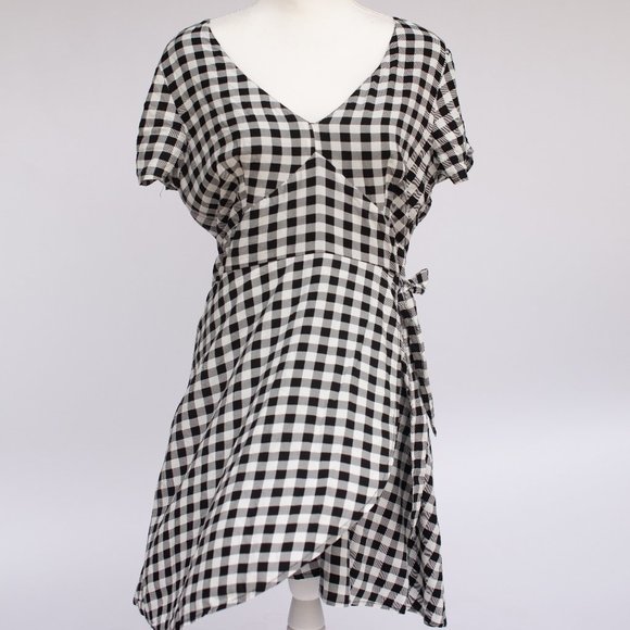 Abercrombie & Fitch Dresses & Skirts - Abercrombie Black Checker Wrap-Front Printed Dress